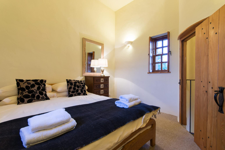 Bedroom 3, Historic 6-Bedrooms Castle Retreat, Fife