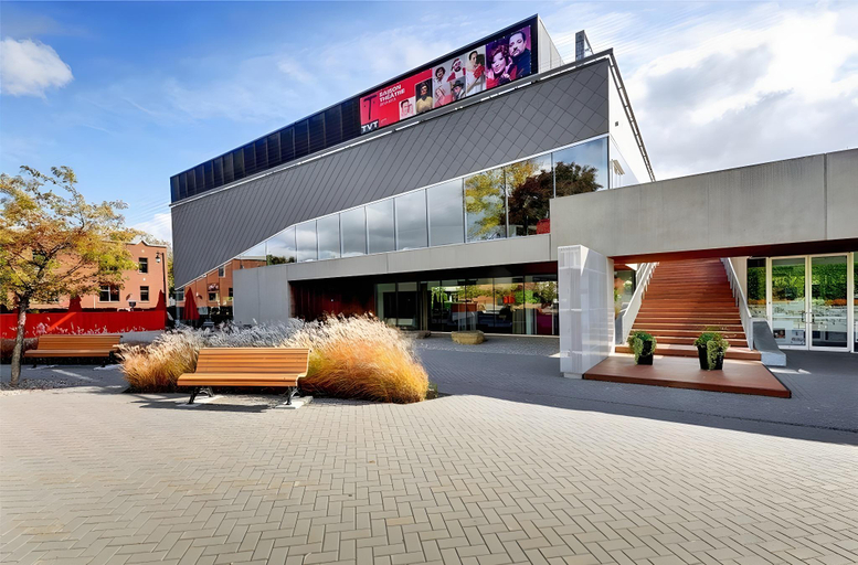 Exterior & Views
