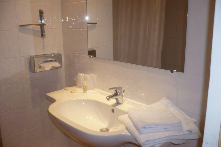 Bathroom 4, Hôtel Logis Gravelines-Dunkerque, Nord