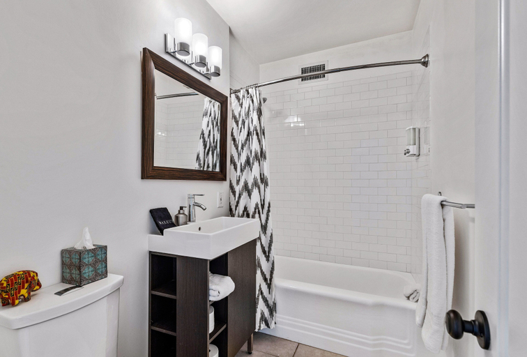 Bathroom, Cozy Desert Bungalow, Riverside