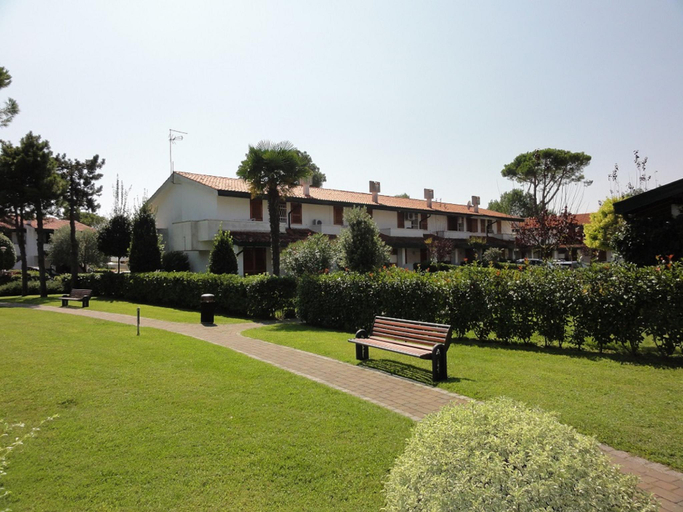 5, Comfy Bibione Villa With Pool Access, Venezia