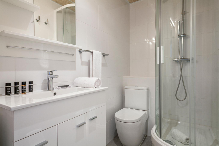 Bathroom 3, Aspasios Rambla Catalunya Suites, Barcelona