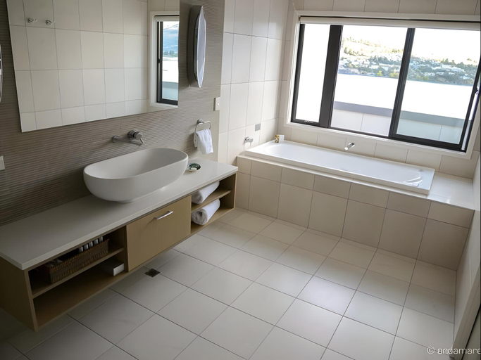 Bathroom 4, The Rees Hotel & Luxury Apartments, Queenstown-Lakes