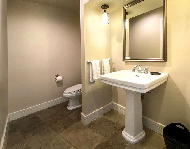 Bathroom 4, Fairways Hotel on the Mountain, Capital