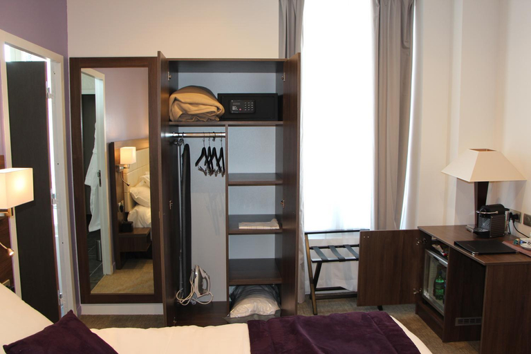 Bedroom 2, Hotel L'Esturgeon, Yvelines