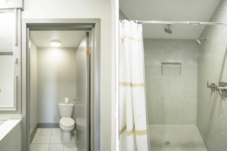 Bathroom 3, Hotel Arthur, Mills