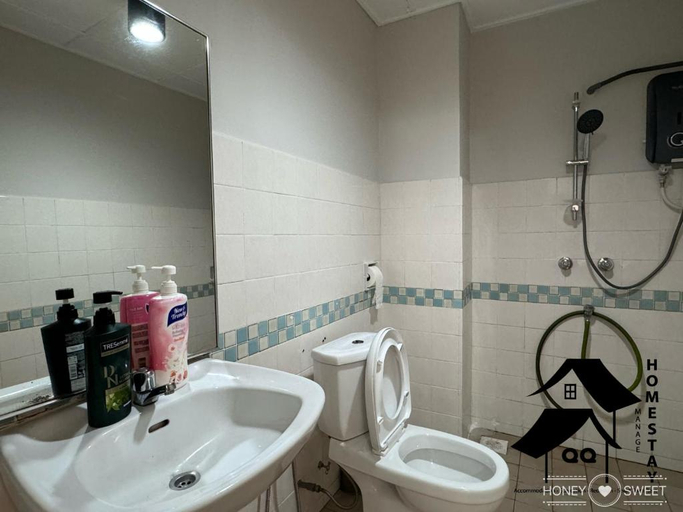 Bathroom 5, New Seaview with Seaside Apartment-2R1B, Port Dickson