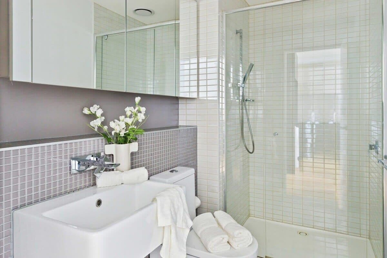 Bathroom, A Comfy 2BR Apt w/ City Views Near Southern Cross, Melbourne