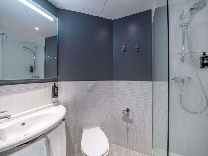 Bathroom 5, ibis budget Aeropuerto Barcelona Viladecans, Barcelona