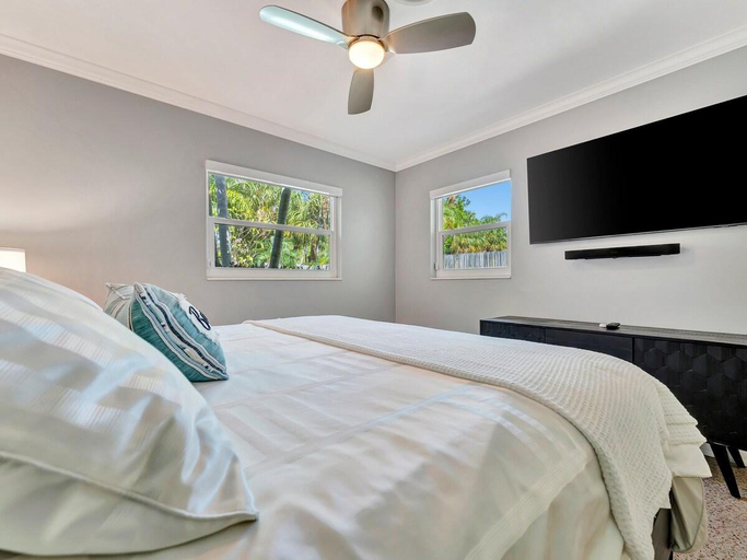 Bedroom 3, Maritana Beach House heated pool & private dock, Pinellas