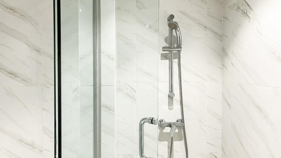 Bathroom 5, White Toned and Modern 1BR at Branz BSD City Apartment By Travelio, Tangerang Selatan