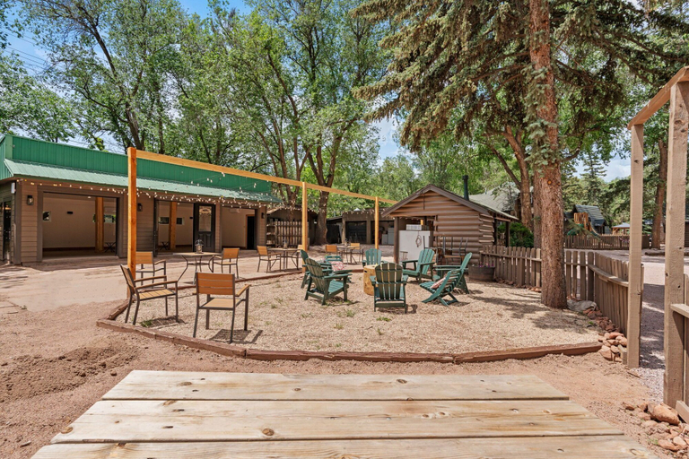 BBQ/picnic area 4, Timber Lodge Cabins 30, El Paso