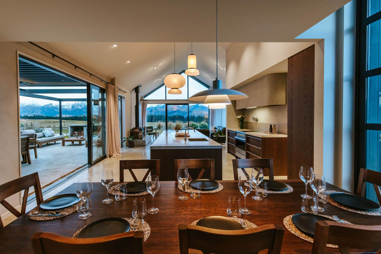 In-room dining 4, Riverslea - Pool - Sleeps 10, Queenstown-Lakes