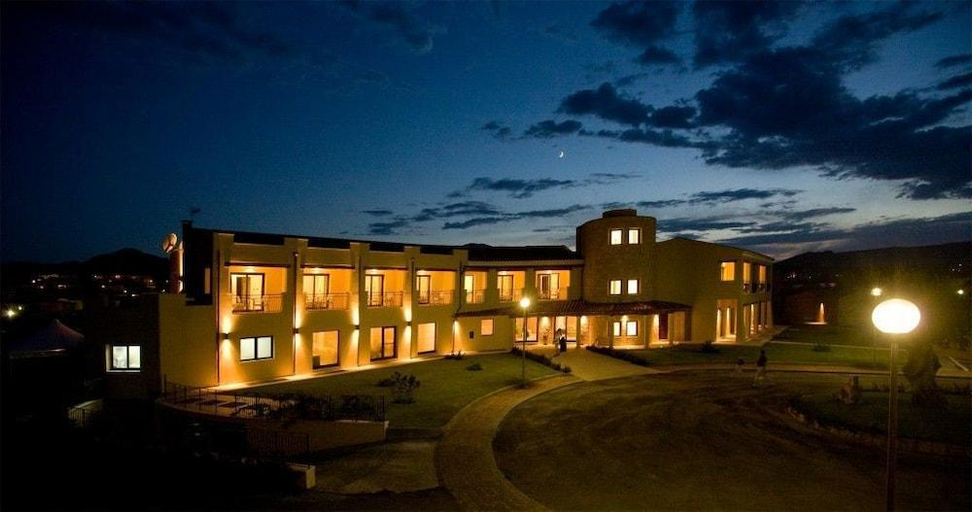 Exterior & Views