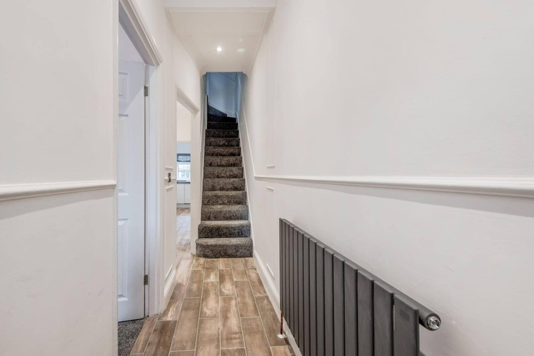 4, Glamorous Spacious House, London