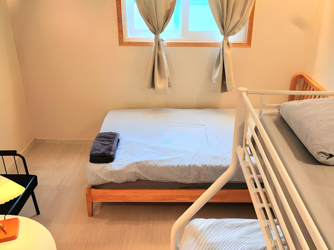 Bedroom 2, Gaga House Chungmu, Jung