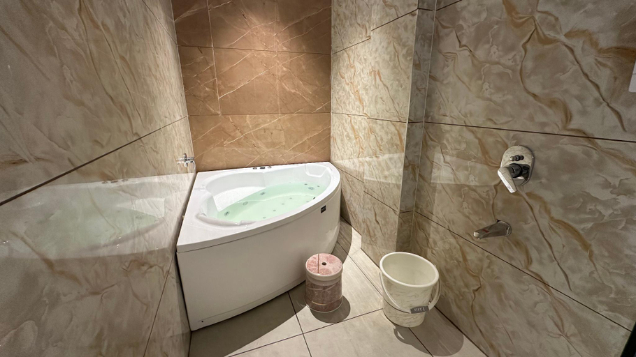Bathroom 3, Hotel Benchmark Prime, Indore
