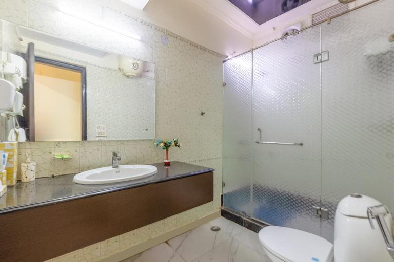 Bathroom 4, Hotel Amar Inn by Quadis- Lajpat Nagar, Delhi
