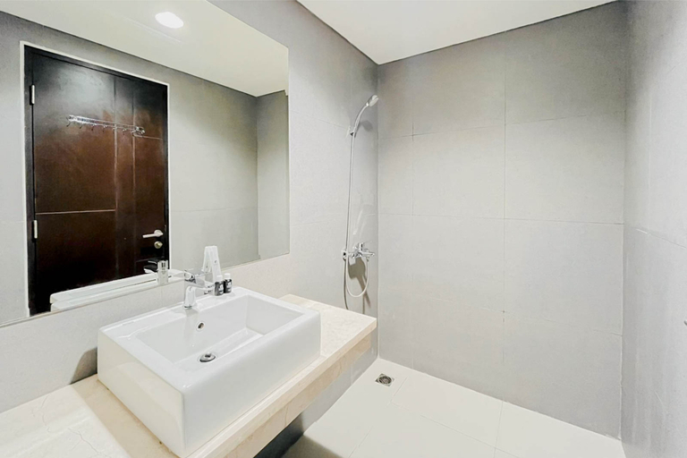 Bathroom 3, Modern Look Studio Apartment at Patraland Amarta By Travelio, Sleman