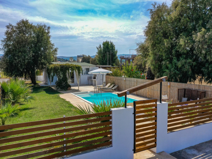 5, Villa in Sfakaki with Private Pool Beach Access, Crete