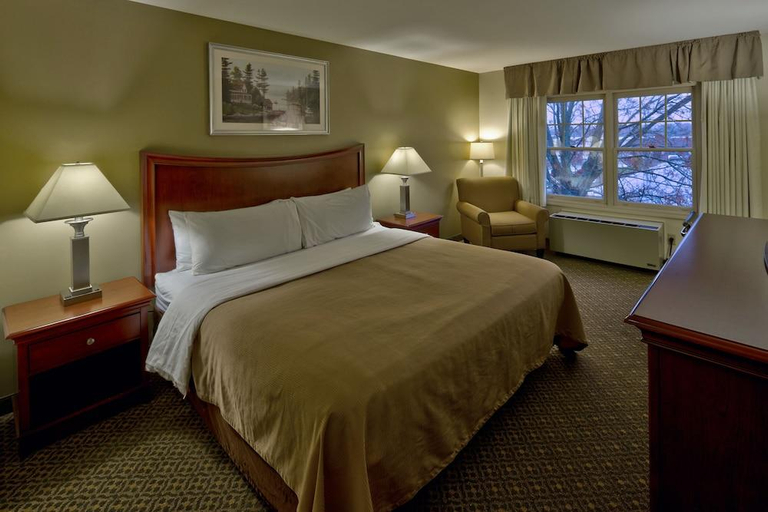 Bedroom 2, Country Inn at the Mall, Penobscot