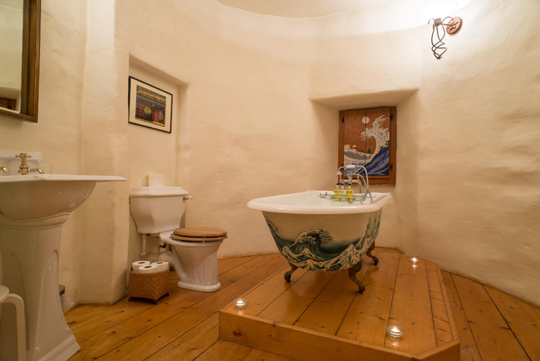 Bathroom 4, Historic 6-Bedrooms Castle Retreat, Fife