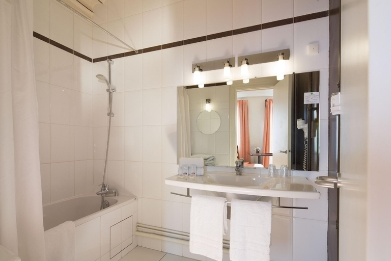 Bathroom 3, Hotel Londres Saint Honore, Paris