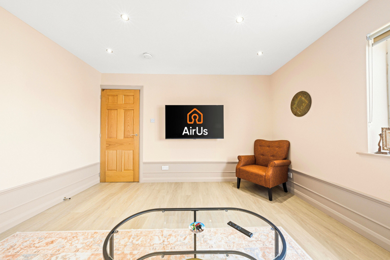 Living area 3, Modern 3Bed Home Next To Glasgow Airport, Renfrewshire