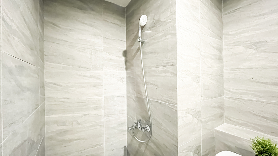 Bathroom 5, Comfortable 1BR at Apartment Collins Boulevard By Travelio, Tangerang