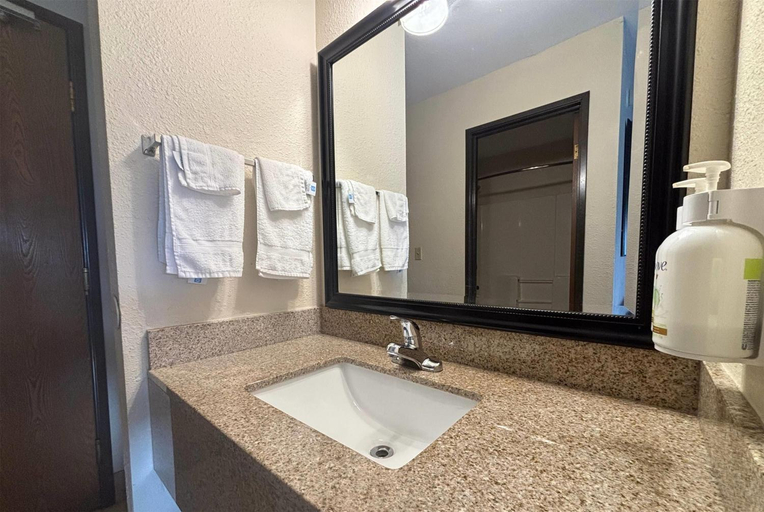 Bathroom 4, Baymont by Wyndham Tuscola, Douglas