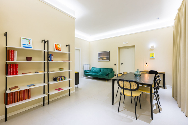 Living area 3, Modern Family Spacious Apartment Near Toledo, Napoli
