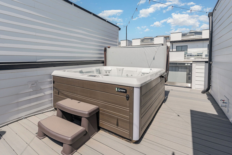 Interior 3, Groovy -rooftop Patio w/ Hot Tub -mins to Broadway, Davidson