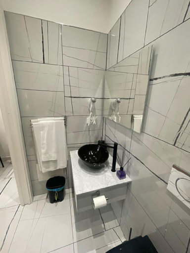 Bathroom 2, Laura Rooms, La Spezia