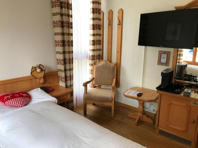 Bedroom 3, Hotel Alpenhof, Interlaken