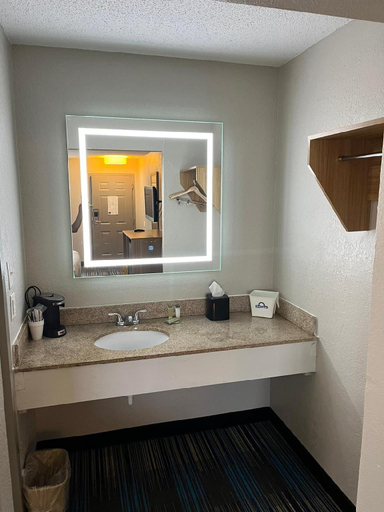 Bathroom 3, Days Inn & Suites by Wyndham Mobile, Mobile