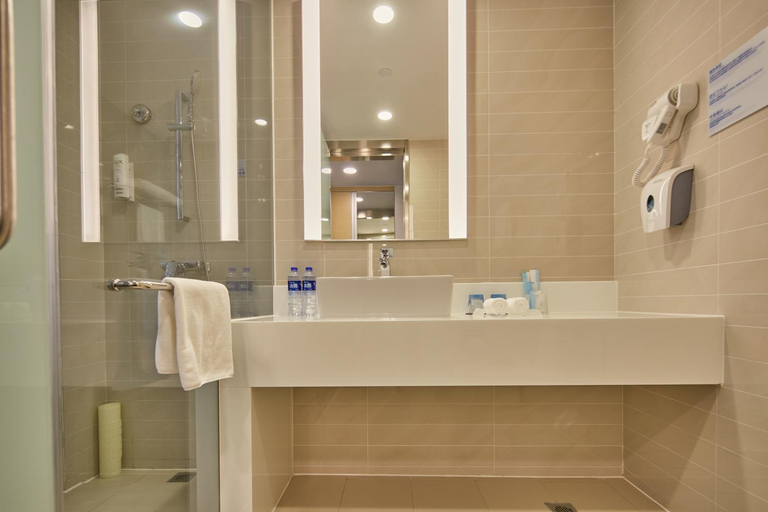 Bathroom 3, Holiday Inn Express Luoyang Yichuan By IHG, Luoyang