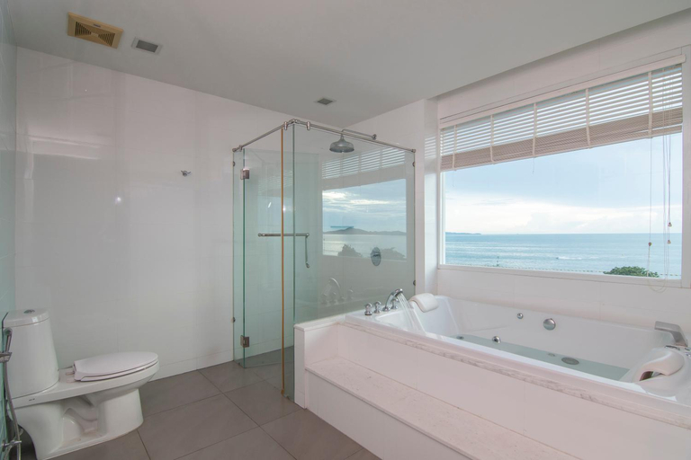 Bathroom 5, Welcome World Beachfront Resort, Pattaya