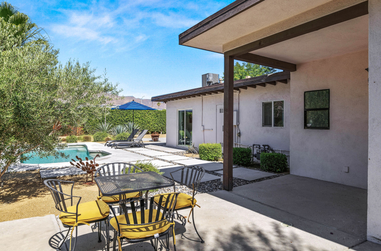 Outdoor dining 3, Cozy Desert Bungalow, Riverside