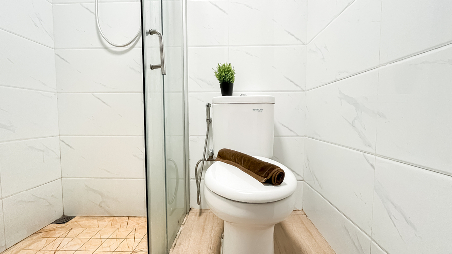 Bathroom 5, Modern Scandinavian 3BR Apartment at Sky House BSD By Travelio, Tangerang Selatan