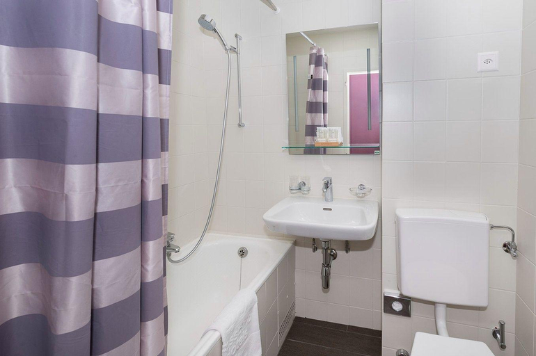 Bathroom 4, Hotel Les Nations, Genève