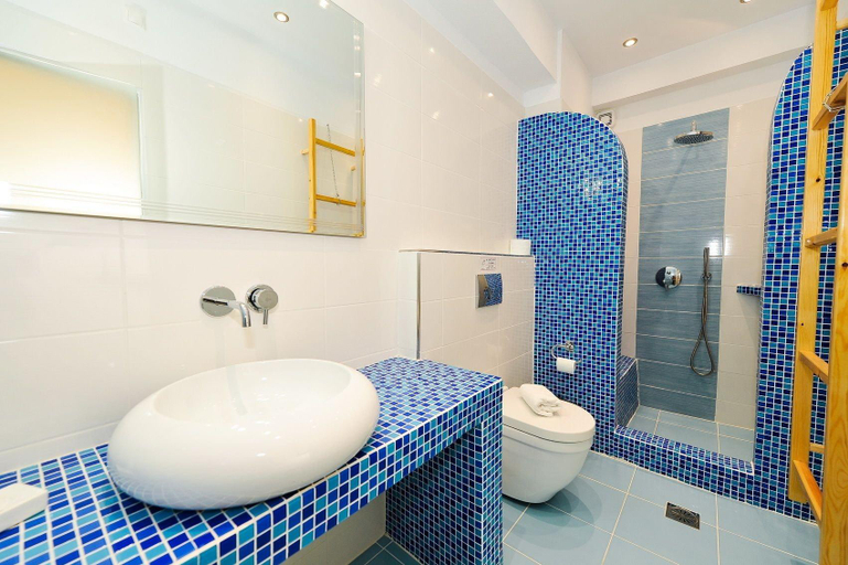 Bathroom 5, Asterolithos, South Aegean
