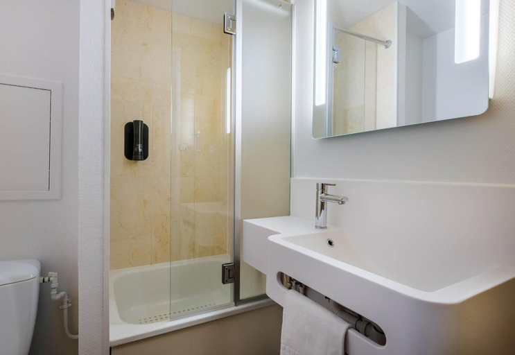 Bathroom 4, B&B Hotel FREJUS Puget-sur-Argens, Var