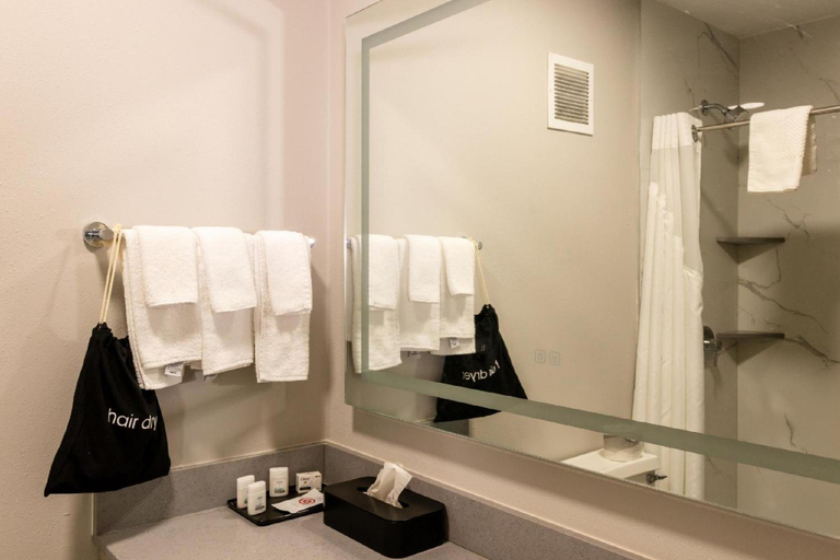 Bathroom 4, Silver Beach Hotel, Berrien
