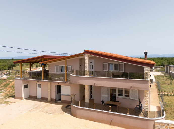 Others 3, Villa Roski, Drniš