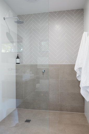 Bathroom 2, Hotel Goldfield Holiday Units, Alpine - East