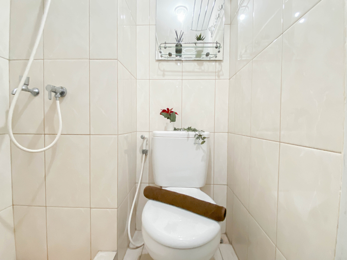 Bathroom 5, Strategic Studio at Springlake Summarecon Apartment Bekasi By Travelio, Bekasi