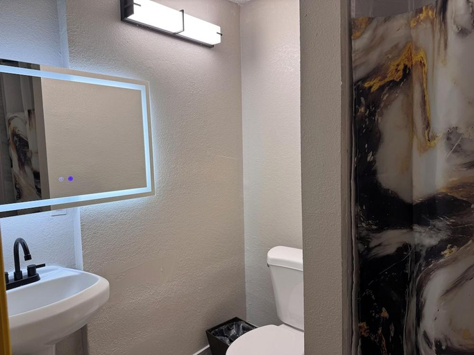 Bathroom 3, MIDTOWN INN, Baltimore