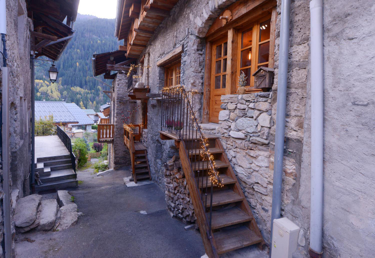 Exterior & Views