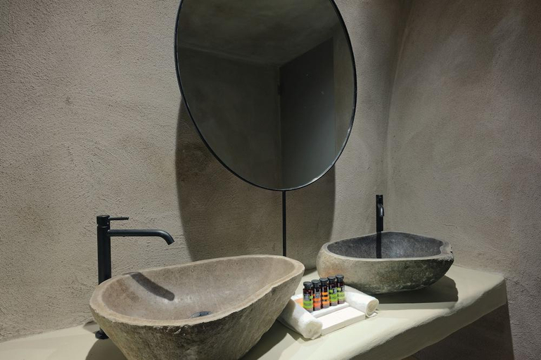 Bathroom 3, Andronikos Canaves, South Aegean