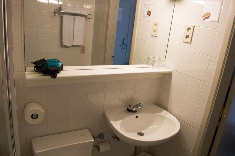 Bathroom 4, Sleep & Go Brussels South, Vlaams Brabant